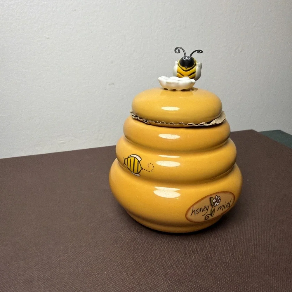 NWOT Yellow Ceramic Beehive Honey Pot Jar w/ Lid & Wooden Bumble Bee Honey Comb